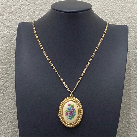 Vintage AVON Gold-tone Oval Floral Faux Pearl Locket Pendant 24” Necklace 33g - Picture 9 of 16